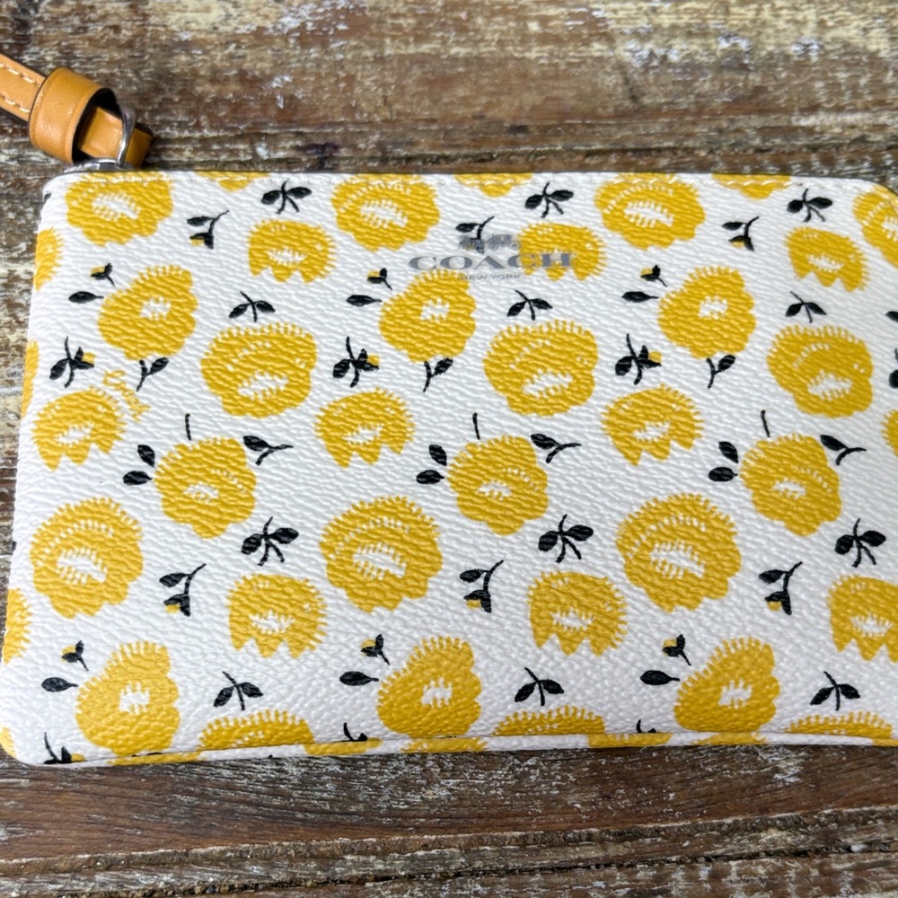 NWOT 🔥🔥Coach Yellow Floral Women's wristlet
